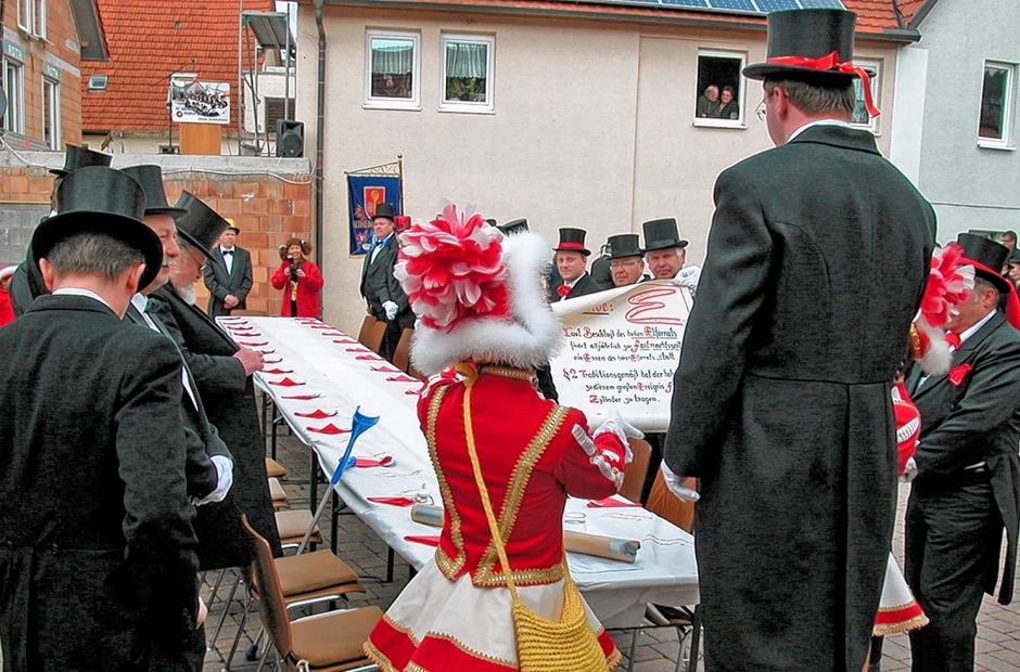 Abnahme des Sauermilcheid! Der Sauermilcheid ist einer der Höhepunkte bei der Altheimer Fastnacht.